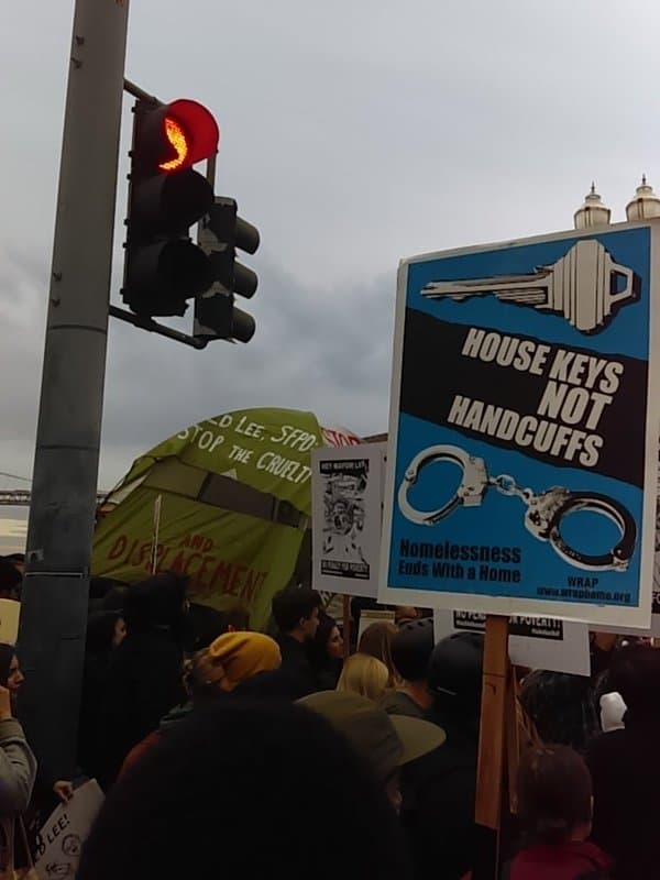 Los manifestantes montaron un campamento de indigentes cerca de “Super Bowl City”, el principal evento con motivo del Supertazón, para atraer atención a las necesidades de la comunidad indigente que vive en la ciudad.