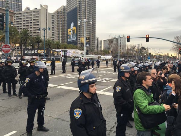 Los manifestantes montaron un campamento de indigentes cerca de “Super Bowl City”, el principal evento con motivo del Supertazón, para atraer atención a las necesidades de la comunidad indigente que vive en la ciudad.