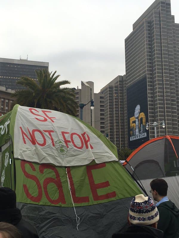 Los manifestantes montaron un campamento de indigentes cerca de “Super Bowl City”, el principal evento con motivo del Supertazón, para atraer atención a las necesidades de la comunidad indigente que vive en la ciudad.