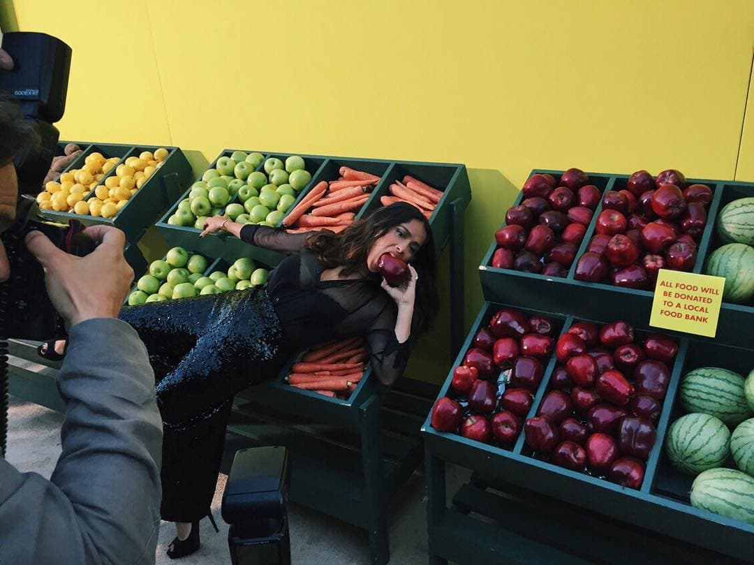 Salma come manzana de una manera muy original.