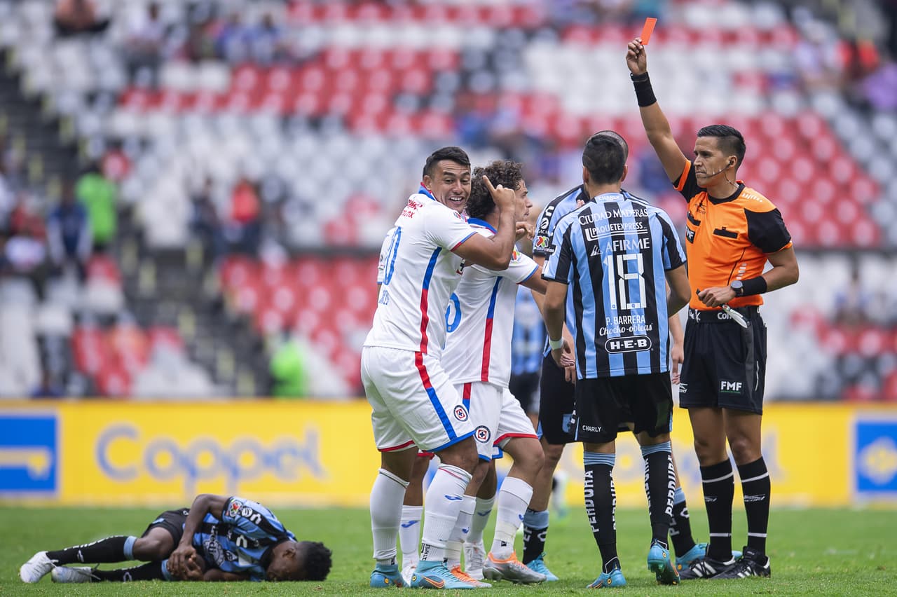 Raúl Gutiérrez arranca su interinato con Cruz Azul derrotanto a los Gallos Blancos pese a sufrir la expulsión del 'Tanque' Morales.