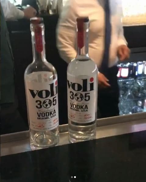 Pitbull le pidió al encargado del bar que le separara a Lili estas dos botellas de su exclusiva marca de vodka, y les invitó al almuerzo.