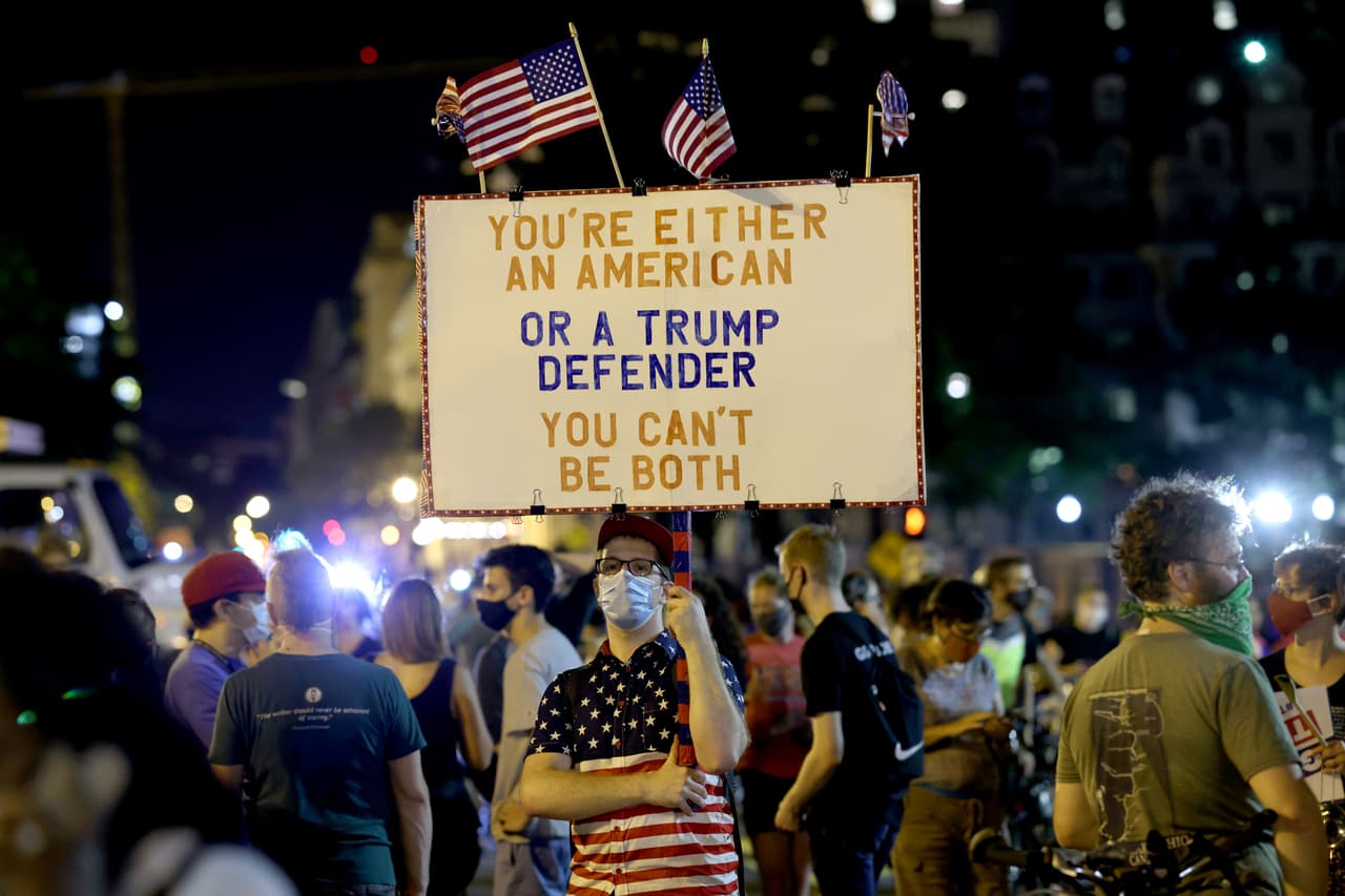 “Eres estadounidense o un defensor de Trump, no puedes ser ambas cosas”, uno de los carteles vistos en la manifestación en las afueras de la Casa Blanca durante la última noche de la Convención Republicana.
