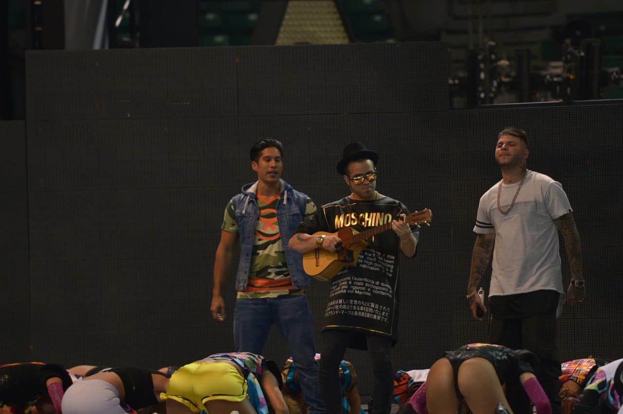Nacho no sólo canta, también toca la guitarra.