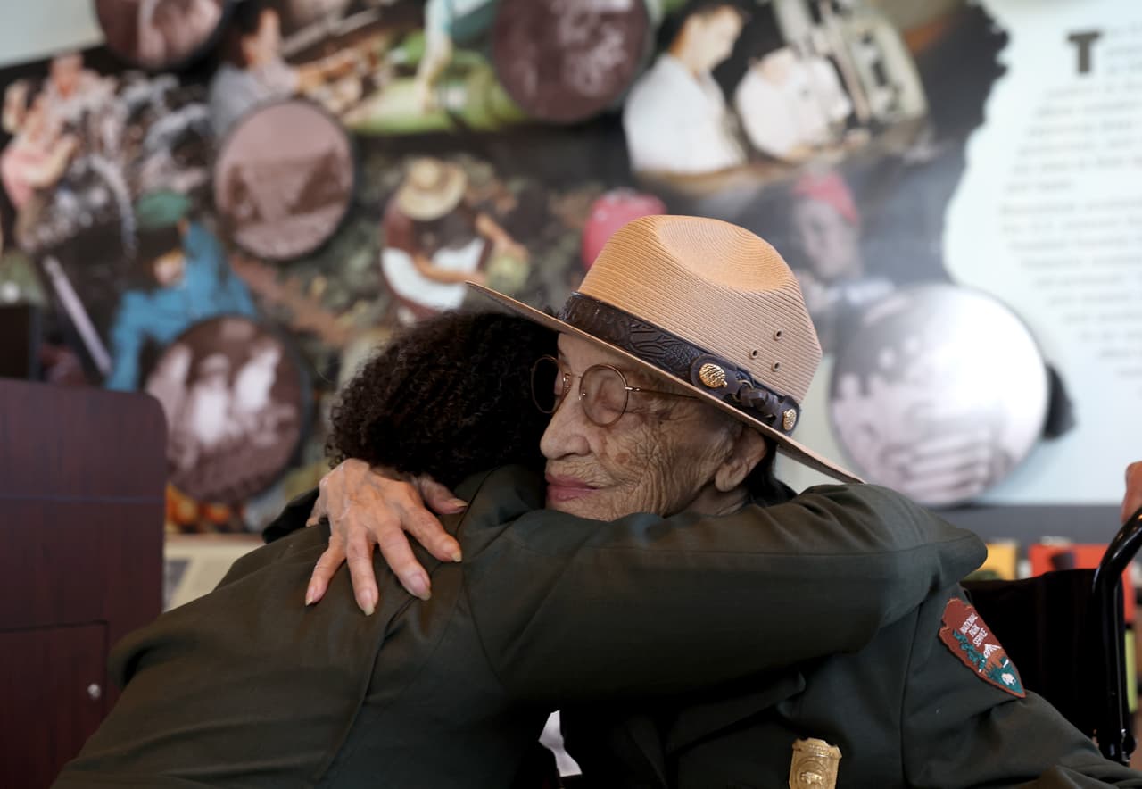 "Ha sido increíble poder ayudar a dejar una marca de mi dramática trayectoria de vida en un lugar que influenciará el futuro con las huellas que hemos dejado", dijo la guardabosques en un comunicado hecho público por el Servicio de Parques Nacionales.