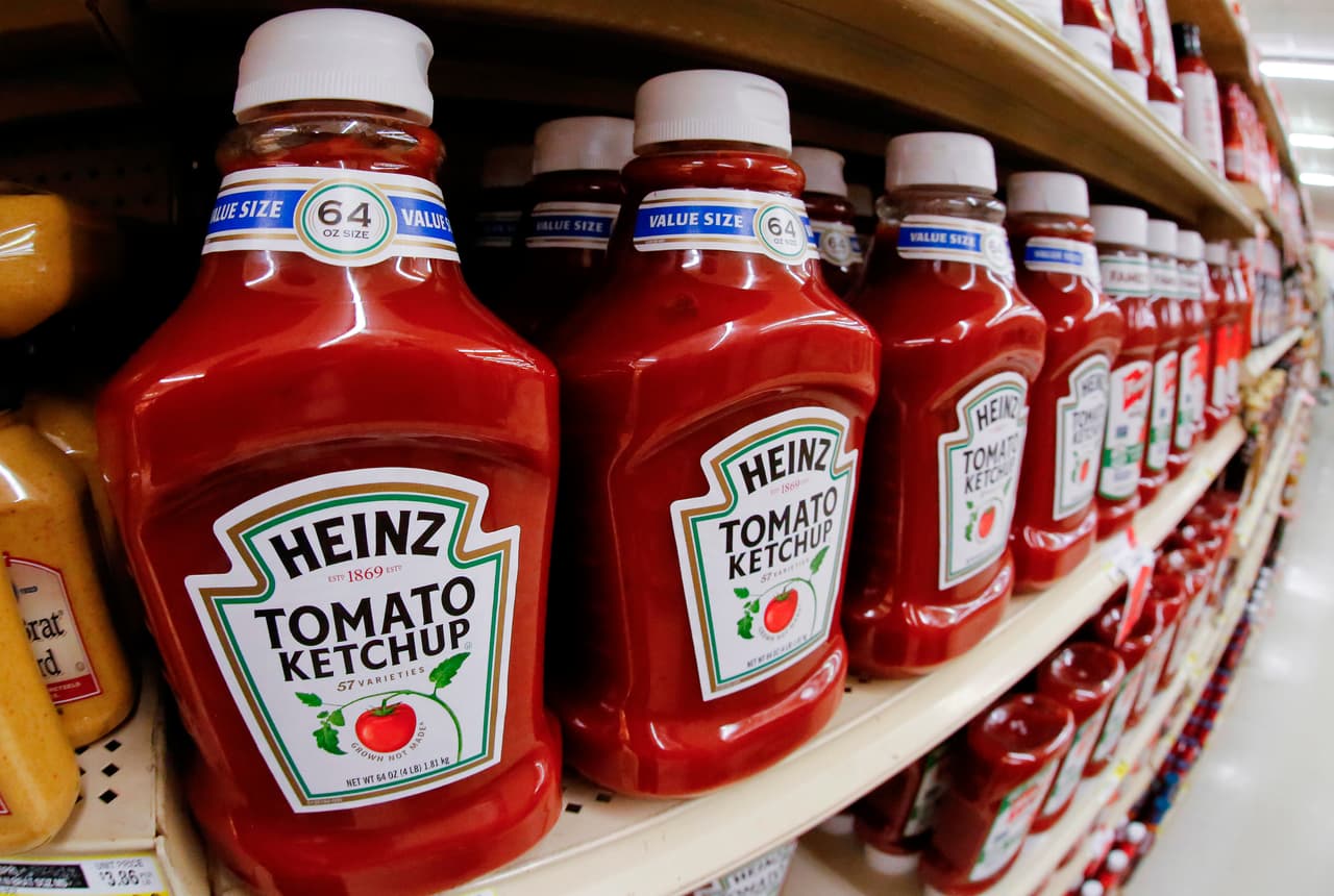 Botellas de salsa de tomate Heinz en el estante de un supermercado en Pittsburgh.