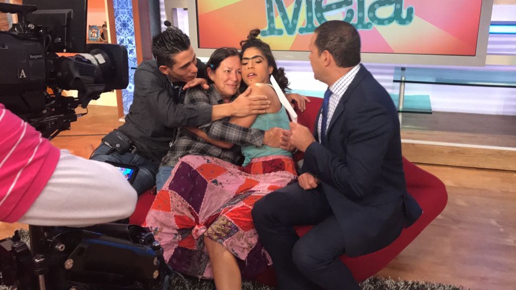 En el estudio hay varios que quieren que Mela lea su carta y les de sus sabios consejos.