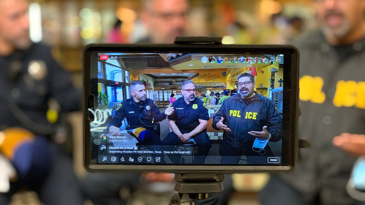 Los oficiales entrevistan a diferentes invitados dependiendo del tema que aborden, y en esta ocasión fue ‘Furia al Volante’.