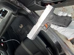 Los agentes encontraron el arma, que resultó ser una réplica de plástico de aspecto realista de una pistola Glock modelo 18, con una corredera blanca y un cargador extraíble, que desde la distancia es casi indistinguible de un arma de fuego real, dijo la Policía. Ahora Araujo enfrenta cargos de conducta desordenada y de interrumpir las clases en una escuela.