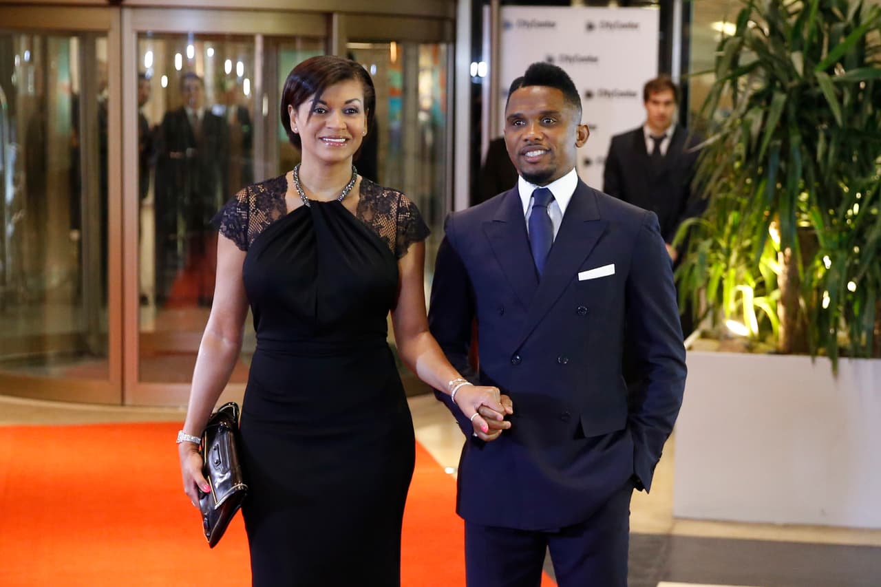 El futbolista Samuel Eto'o su esposa