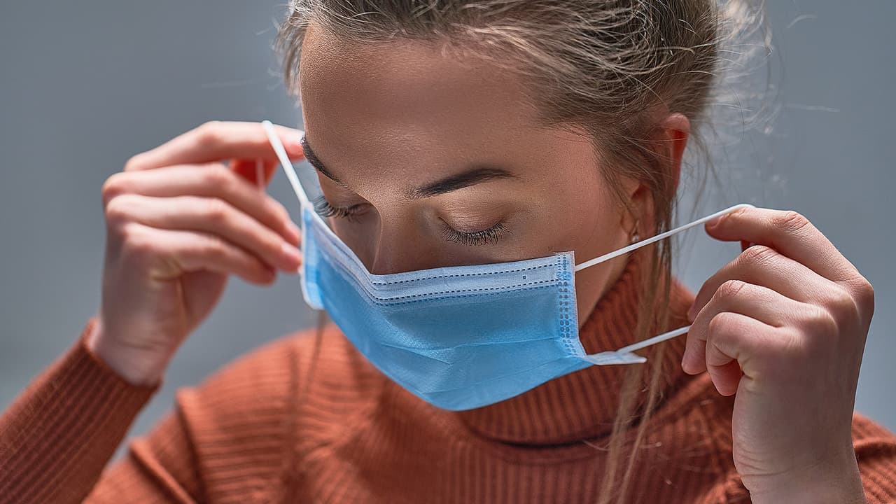 <b>3. Usar mascarillas</b>: En áreas con alta transmisión de enfermedades respiratorias, como la gripe o el COVID-19, el uso de mascarillas puede reducir el riesgo de contagio.