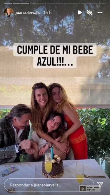 En redes sociales, los actores compartieron fotografías de la celebración en la que aparece también su hija Mía (17 años). La familia completa posó junto al pastel de cumpleaños.