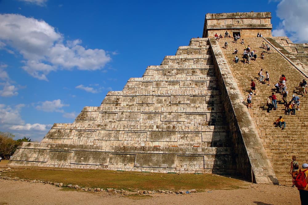 El impresionante espectáculo se observa en la escalera norte de la Pirámide de Chichén Itzá. Ese día se ve una proyección solar serpenteante. Consiste en siete triángulos de luz, invertidos, como resultado de la sombra que proyectan las nueve plataformas de ese edificio, al ponerse el Sol construidas con cálculos exactos por los antiguos astrónomos mayas como muestra del alto grado de conocimiento que habían alcanzado mucho antes que llegaran los europeos.