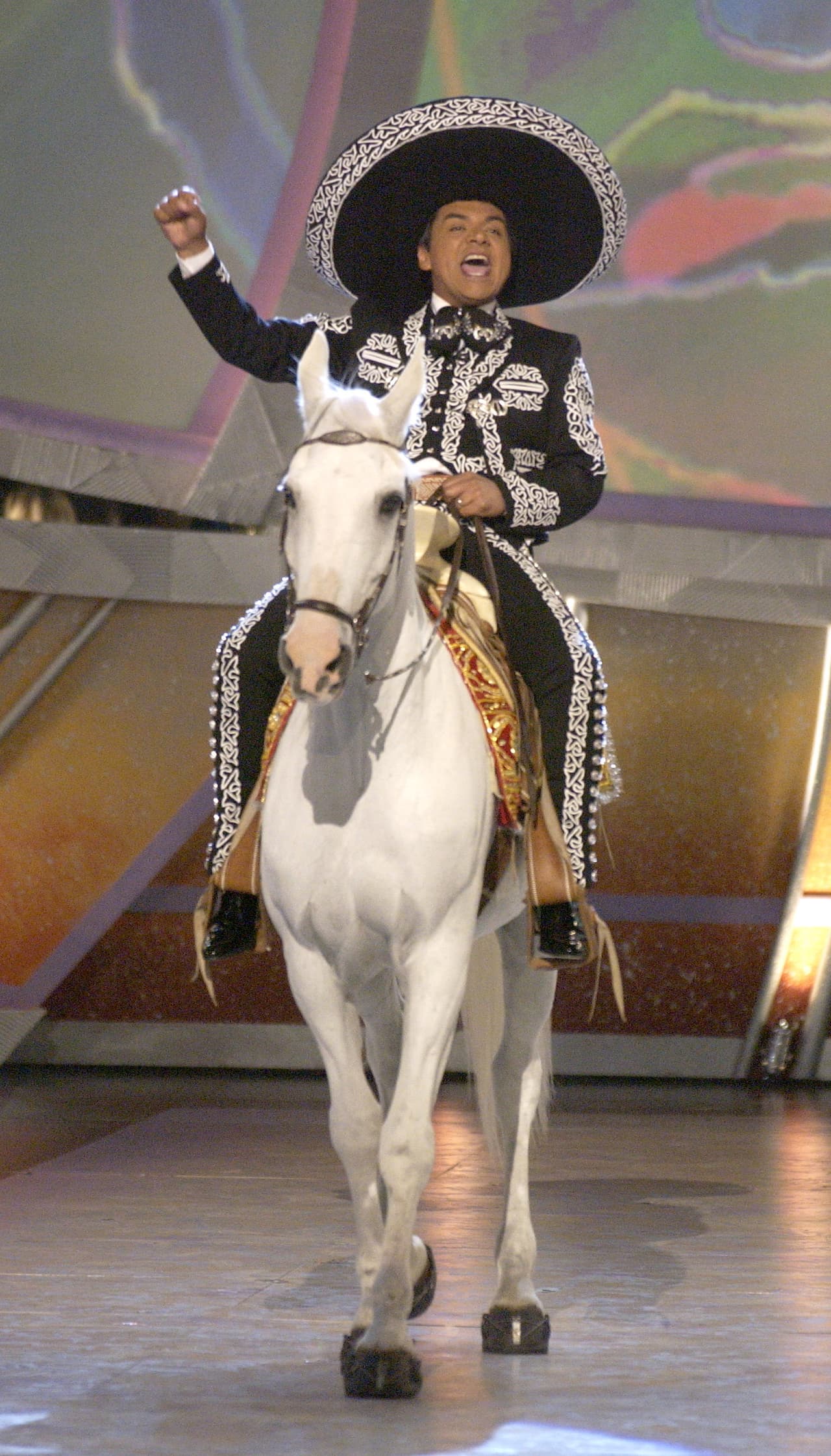 Mientras que George López, nuevamente conductor del evento, hizo una original entrada montando un caballo blanco y vestido de charro.