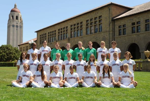 UNIVERSIDAD DE STANFORD - El Campus prístino de Stanford es el hogar de un sin número de programas deportivos de alto calibre y el fútbol no es una excepción. Tanto los equipos masculinos y femeninos han tenido recientes apariciones en el juego final del torneo de la NCAA.