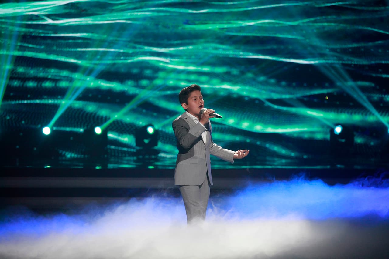 El segundo en pasar a escena fue Rafael, quien eligió 'Abrázame muy fuerte' para dedicársela a su hermana que está en el cielo. Su interpretación provocó el llanto de Verónica Castro.