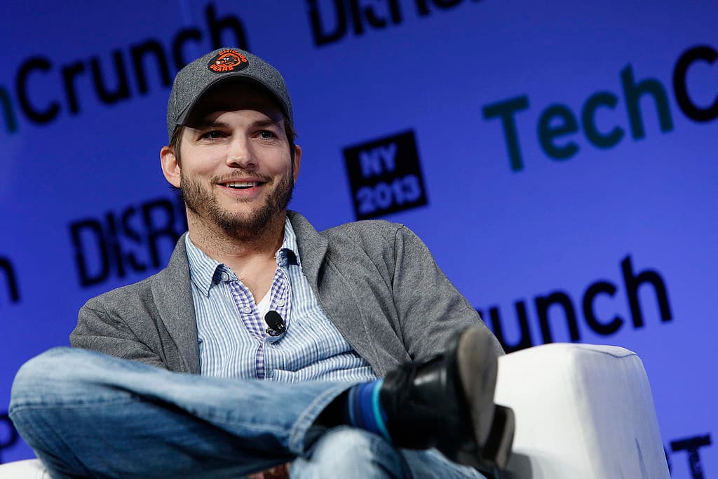 <b>Ashton Kutcher</b>
<br>El plan de vida de este actor estaba más que definido, se iba a graduar en ingeniería por la Universidad de Iowa cuando un reclutador lo encontró en un bar y lo convenció de participar en un concurso de modelaje.
<br>