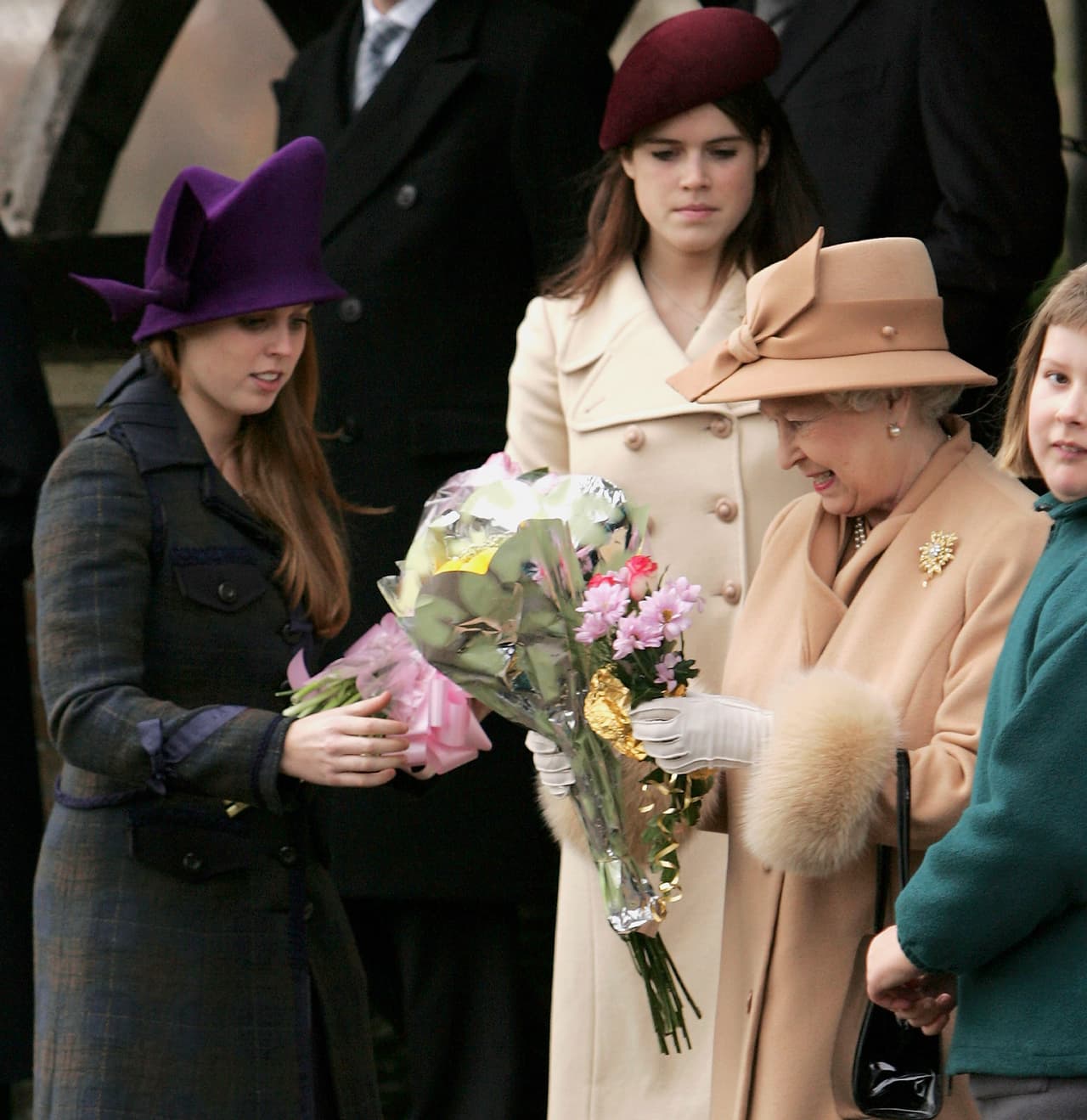 No es excepción que Isabel sea también afectuosa con las hijas del príncipe Andrés (que es su hijo favorito), Beatrice y Eugenie. Se sabe que está particularmente orgullosa de Eugenie, que a los 21 años le pidió que le retirara el estipendio de la corona porque ella quería ser independiente y trabajar.