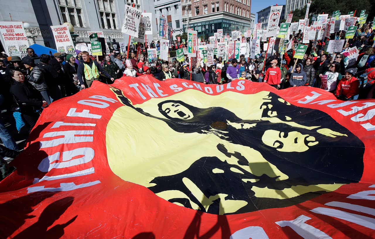 <b>Huelga de maestros de Oakland.</b> El 21 de febrero pasado 
<a href="https://www.univision.com/local/san-francisco-kdtv/sindicato-de-maestros-rechaza-la-ultima-propuesta-del-distrito-escolar-de-oakland-la-huelga-estalla-este-jueves" target="_blank">más de 3,000 profesores de las 87 escuelas públicas de la ciudad</a> comenzaron un paro laboral para exigir condiciones salariales que les permitieran pagar el alto costo de vida en el Área de la Bahía. La huelga se prolongó por siete días y 
<a href="https://www.univision.com/local/san-francisco-kdtv/termina-la-huelga-de-maestros-de-oakland-con-ratificacion-del-contrato" target="_blank">concluyó a principios de marzo</a>, cuando el sindicato aprobó un aumento salarial de 11%, reducción en el tamaño de las clases y más apoyo para los estudiantes.
<br>
<br>
<b><a href="https://www.univision.com/local/san-francisco-kdtv/termina-la-huelga-de-maestros-de-oakland-con-ratificacion-del-contrato" target="_blank">Lee la historia aquí</a></b>