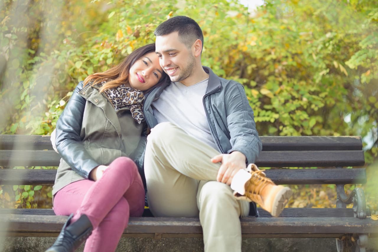 <b>¿Qué atrae a Sagitario? </b>
<br>Movido por el entusiasmo y el optimismo Sagitario busca la pareja alegre, divertida, optimista y entusiasta. ¡No soporta a la gente quejumbrosa y negativa, pesimista y triste! Se siente muy atraído también por un buen cuerpo, por quienes no le concedan tanta importancia a lo externo y circunstancial sino a lo interior y profundo.
<br>Una persona sana, con inquietudes, curiosidad, ansiosa de vivir a plenitud la vida, sin complejos ni traumas.