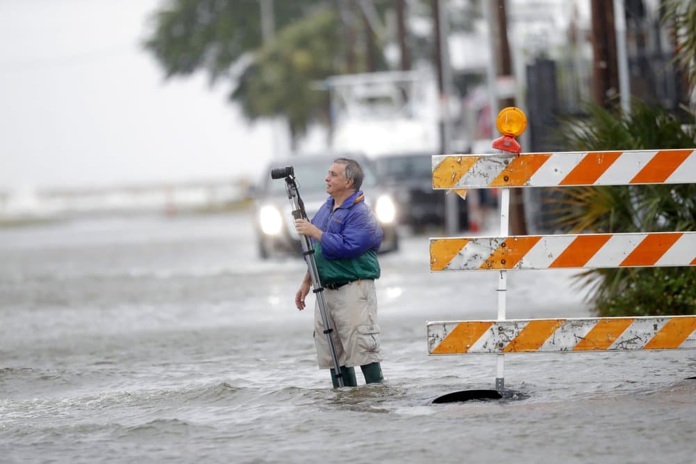 Charles Marsala, que vive en la Marina de Orleans en la sección West End de Nueva Orleans, graba la marea ascendente desde el lago Pontchartrain, antes de la llegada de la tormenta tropical Cristóbal.
