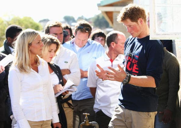 Larcombe, autor del libro
<b> <a href="https://www.amazon.co.uk/Prince-Harry-Inside-Duncan-Larcombe/dp/0008196478" target="_blank">'Prince Harry: The Inside Story'</a></b>, llamó a Harry "hipócrita" tras las más 
<b><a href="https://www.univision.com/famosos/en-fotos-el-lujoso-complejo-de-ibiza-que-habria-recibido-a-meghan-harry-y-archie-fotos" target="_blank">recientes vacaciones</a></b> que el príncipe y su familia disfrutaron utilizando cuatro
<b><a href="https://www.univision.com/famosos/rocket-man-al-rescate-elton-john-defiende-a-harry-y-meghan-de-las-criticas-por-sus-vuelos-en-jets-privados-fotos"> jets privados</a></b> en 11 días.