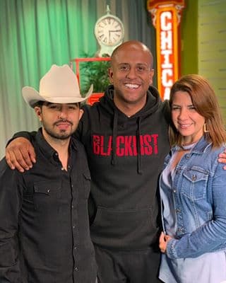 Esta admirable compañera se llama
<b> Luisa Inzunza Favela.</b> Pero ¡ojo! No se trata de su esposa, sino de su hermana mayor, su mánager y prácticamente también su segunda madre. “Es una de esas grandes bendiciones de la vida”, dice Joss Favela sobre ella. “Licenciada en todología y cariño”, añade el cantautor.