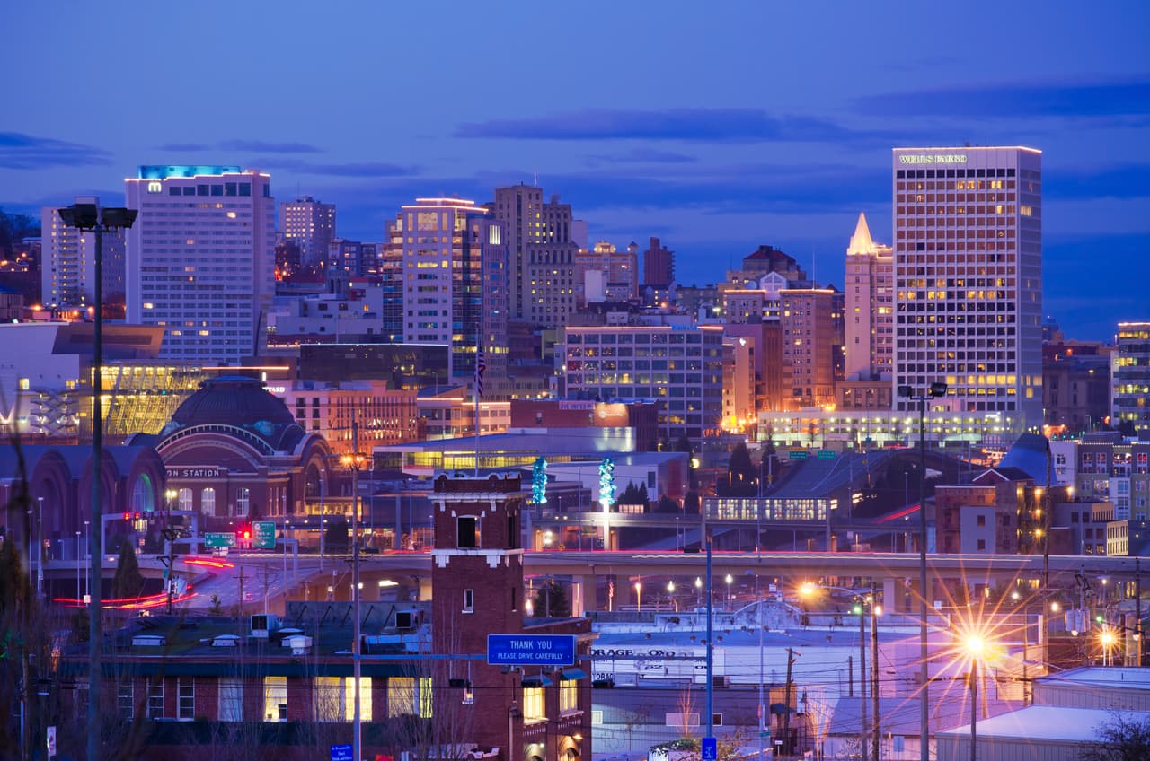 <b>46. Tacoma, Washington. </b>Población: 211,304. Valor promedio de las casas: 239,100 dólares. Tasa de pobreza: 16.3%. Residentes con estudios universitarios: 27.7%. En todo el condado Pierce, donde se encuentra la ciudad, hay al menos 84,707 hispanos. Alrededor del 6.6% de la fuerza de trabajo de Tacoma está actualmente desempleada, una tasa mucho más alta que la nacional (4.9%).