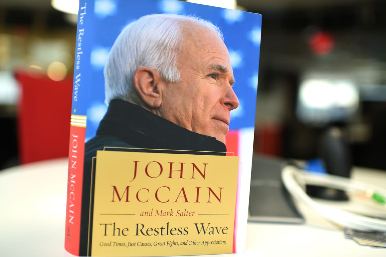 El senador John McCain insiste en la necesidad de una reforma migratoria en su nuevo libro