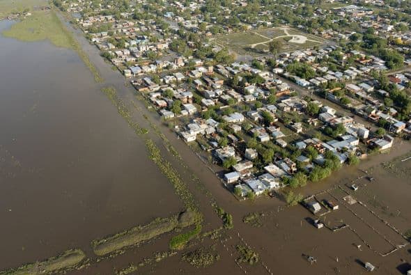 En tanto, el gobierno argentino trabaja junto a las autoridades provinciales y locales para desalojar las viviendas anegadas este martes por el agua, que superó el metro y medio en algunas zonas, como en los barrios platenses de Las Lomas y Tolosa.