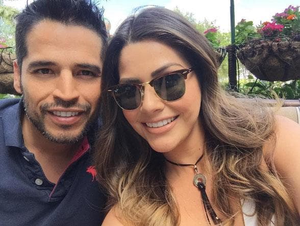 Su esposo Luis tampoco se salva de salir en las 'selfies'.
