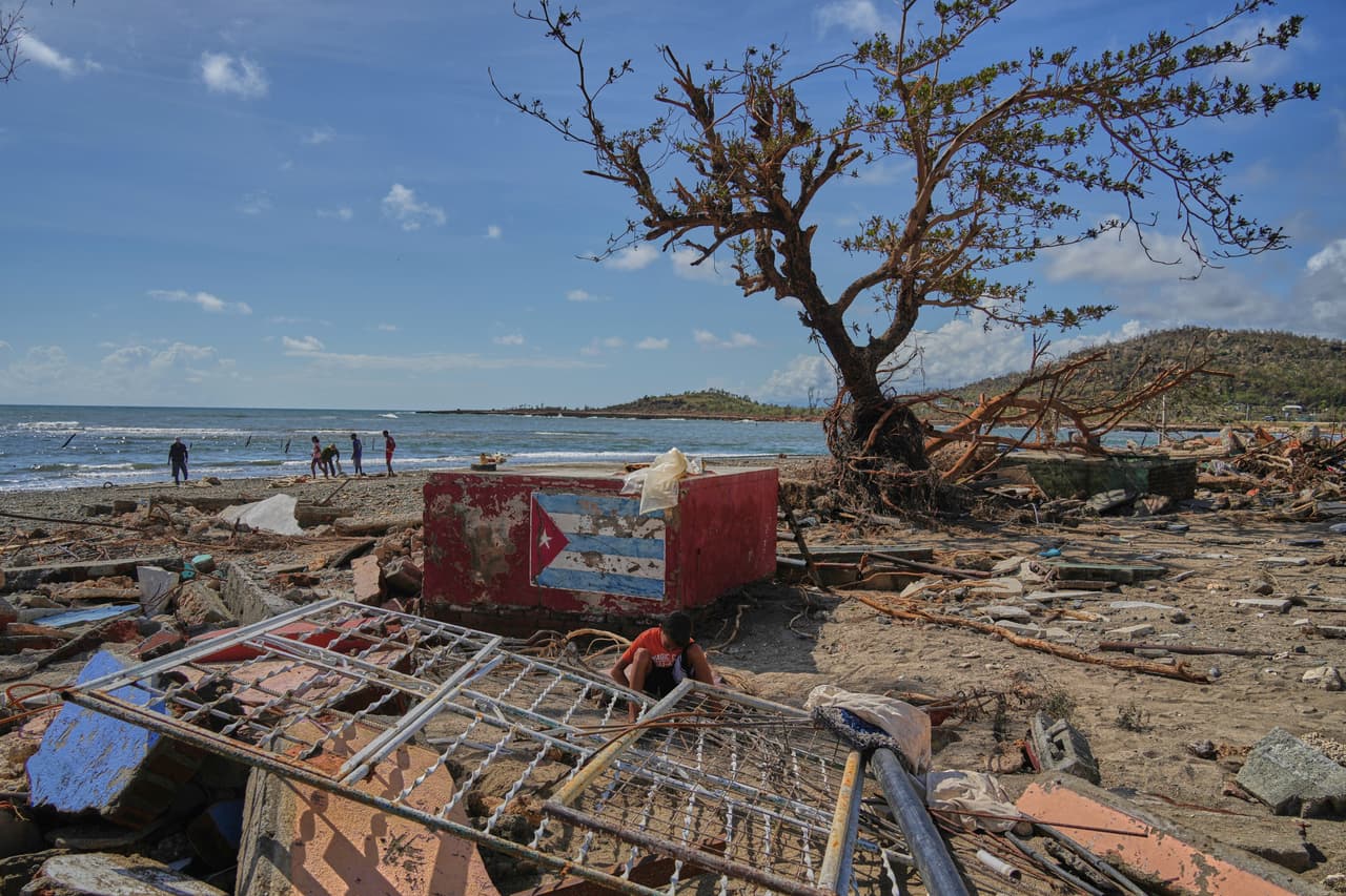 <b>Cuba</b>
<br>Personas caminan por la orilla en Boca de dos Ríos, Cuba, el jueves 30 de octubre de 2025, después del paso de Melissa, el peor huracán del Atlántico en casi un siglo, dejó al menos 30 muertos en Haití y 19 en Jamaica, además de devastar partes de Cuba, a su paso por el Caribe hacia las Bermudas.
