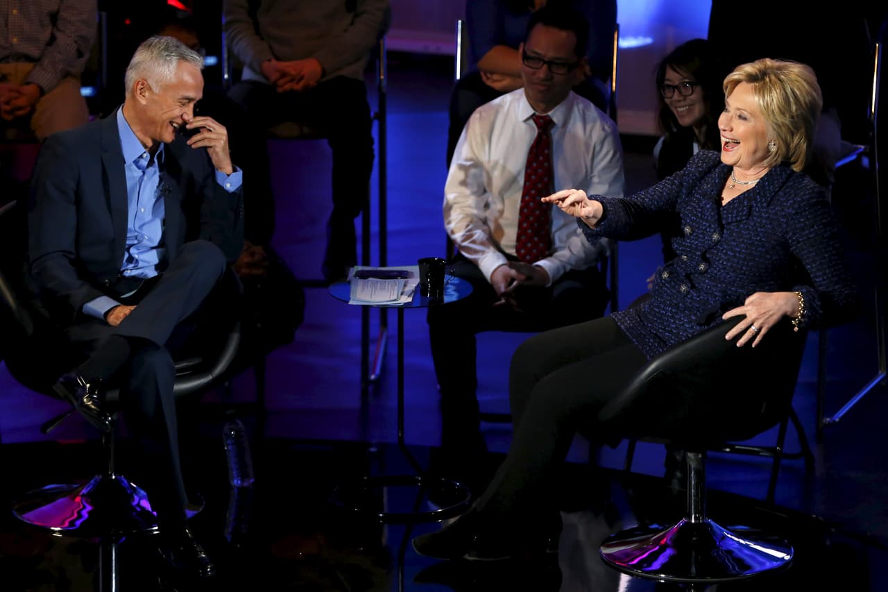 Hillary Clinton, George W. Bush, George Bush, John Kerry, Mitt Romney, John McCain, John Edwards, Al Gore, Fidel Castro, Hugo Chávez, Felipe Calderón, Vicente Fox o Álvaro Uribe, entre muchísimos otros, han sido entrevistados por Jorge Ramos en más de 30 años de carrera periodística. En la fotografía conversa con Hillary Clinton, en un programa especial para la comunidad hispana con los entonces candidatos a la nominación por el partido demócrata para las elecciones presidenciales de 2016.