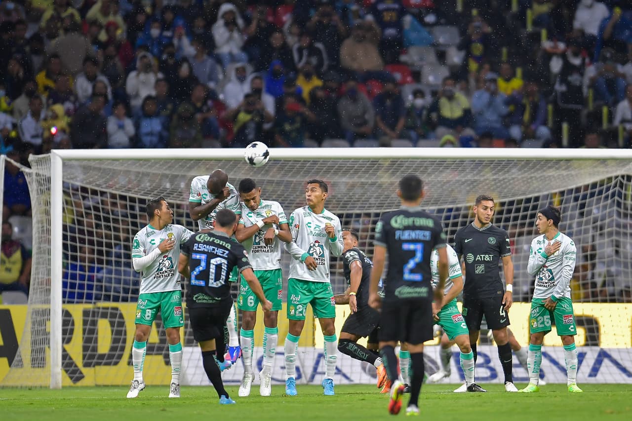 En 8 minutos, América se adelantó en el marcador a balón parado tras un disparo de Richard Sánchez que se desvió en la cabeza de Stiven Barreiro.