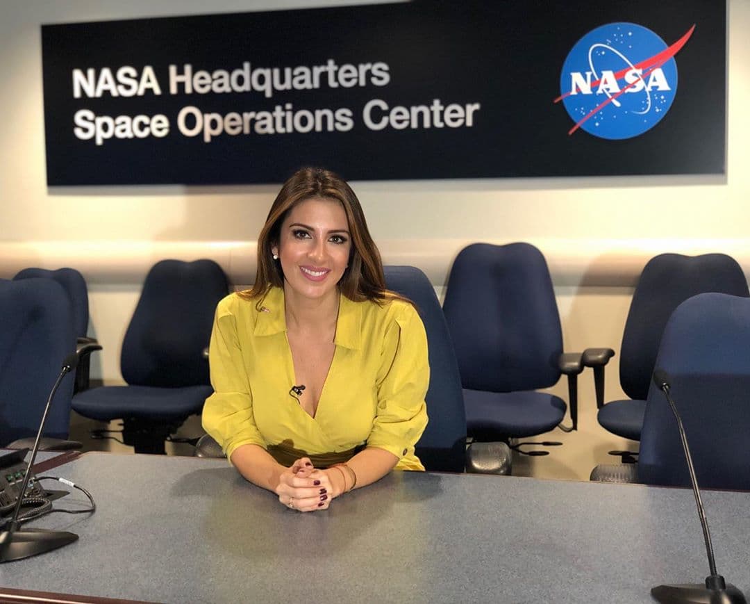 En su visita a Washington aprovechó para tomar asiento en la sede de la NASA.