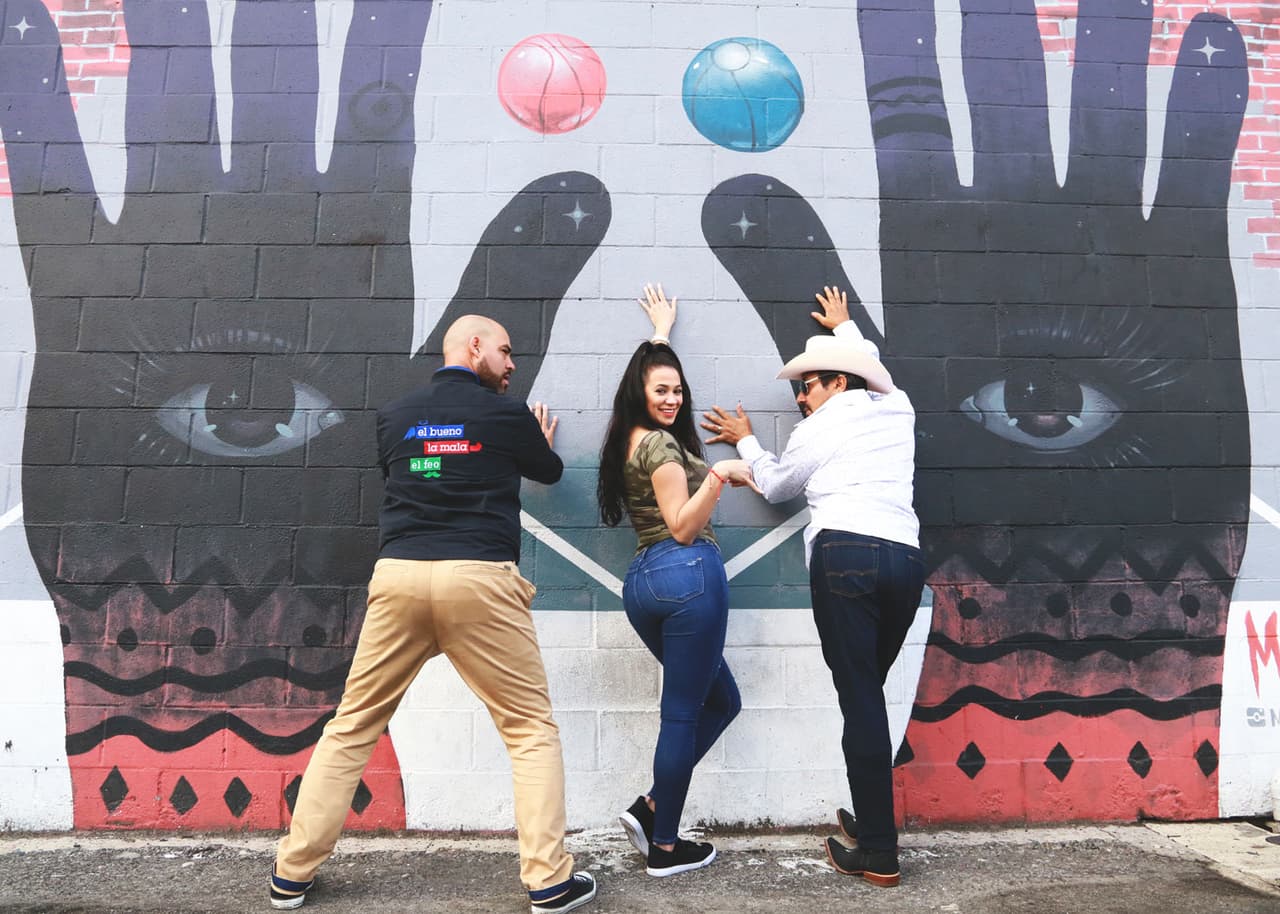 Sin duda, 
<b>El Bueno, La Mala y El Feo</b> le dan un toque muy divertido.