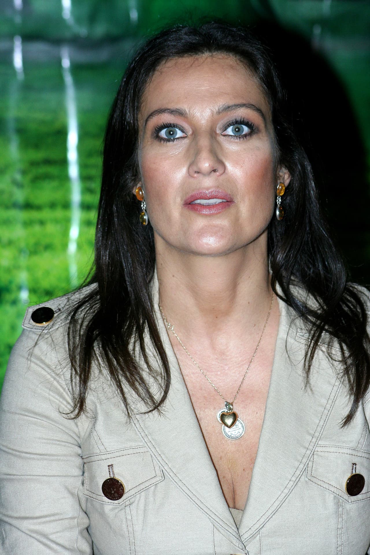 "Me empezó a romper la ropa", relató, "me sacó una pistola. Me dijo 'te largas de la casa’. Me metió una pistola en la boca: 
<b><a href="https://www.univision.com/famosos/alfredo-adame-tendra-que-pagar-casi-900-dolares-por-dano-moral-a-su-ex-diana-golden-fotos" target="_blank">'Te voy a matar' </a></b>y yo aterrada, nomás lloraba".
<br>