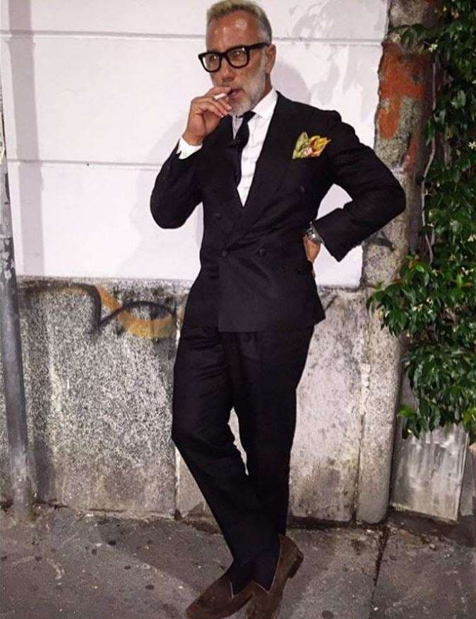 Es menos común verle vestido y de traje, un 'look' que en su vida antes de Instagram era bastate común en su día a día.