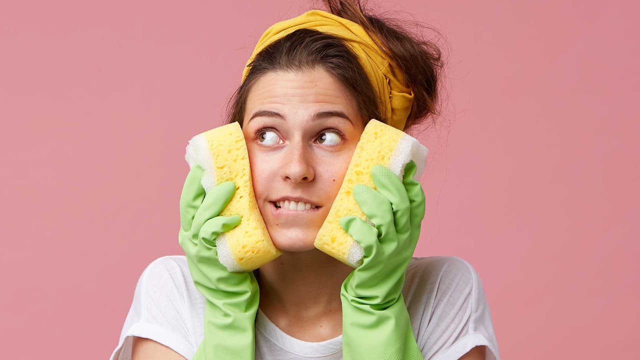 <b>Ducha. </b>Mezcla vinagre con jabón por cada dos partes de agua, y cuando esté homogénea frota las zonas sucias con una esponja. Déjala reposar por unos minutos y después enjuaga con agua limpia.