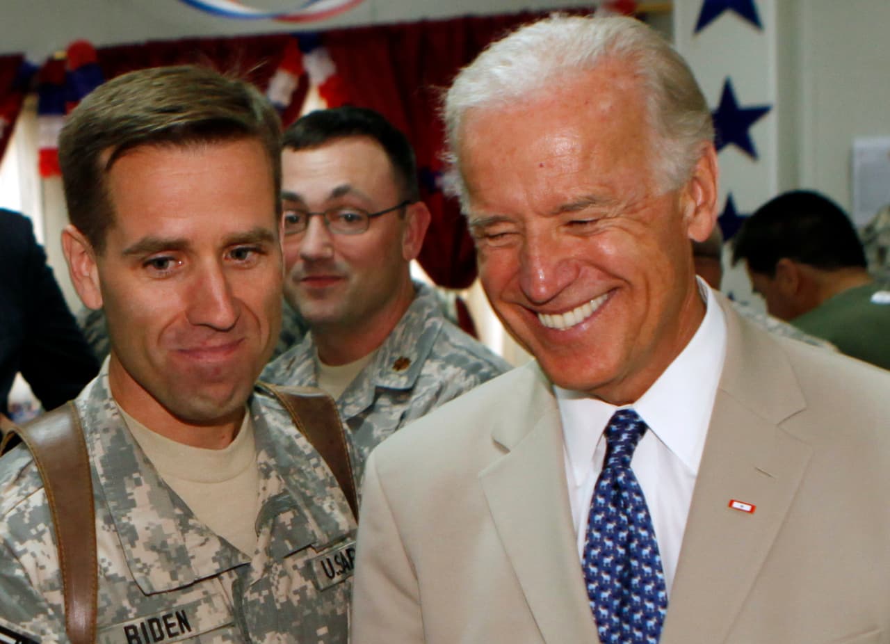 Si bien Biden se desempeñó principalmente como asesor del presidente, asumió roles particularmente activos en la formulación de políticas relacionadas con Irak y Afganistán. En esta fotografía de abril de 2009, el vicepresidente junto a Beau Biden en un viaje relámpago a Bagdad, donde su hijo era capitán del ejército estadounidense establecido en esa ciudad.