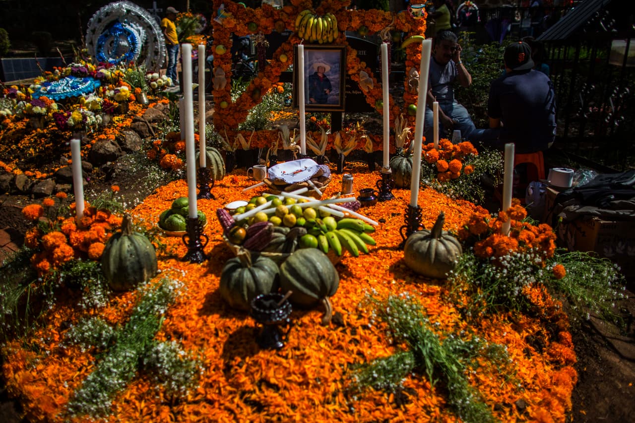 Se dice que sirve también para enfermedades de tipo respiratorio como tos, fiebre, gripe y bronquitis. Se puede mezclar con plantas como la flor de gordolobo para hacer un té. También se puede aplicar aceite caliente de cempasúchil sobre el pecho y la espalda para combatir los resfriados y el frío de los pulmones.