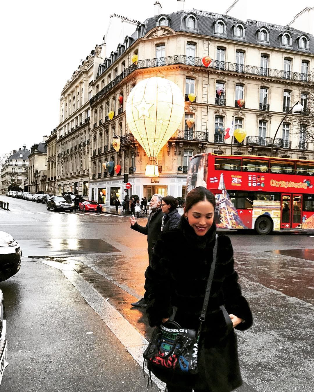 En este retrato la vemos feliz y muy abrigada recorriendo Francia en pleno invierno. El motivo del viaje fueron unas vacaciones familiares a los Alpes franceses.
<br>