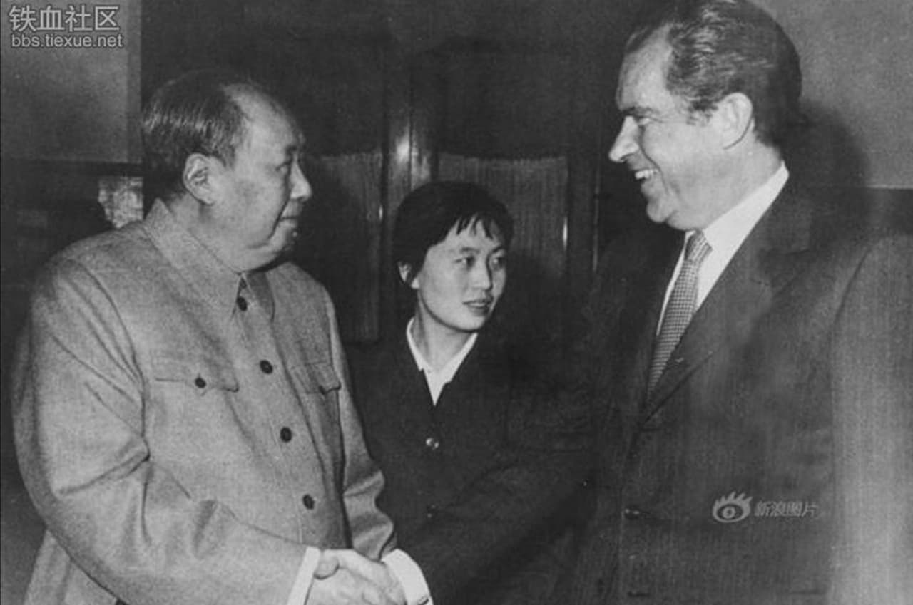 <b>1972, Nixon visita la China comunista. </b>La visita de ocho días de Richard Nixon fue la primera de un presidente estadounidense a la República Popular China. En medio de la Guerra Fría, este acercamiento de EEUU con China resultó estratégico frente a la Unión Soviética, país con el que Pekín tenía serias diferencias ideológicas.
