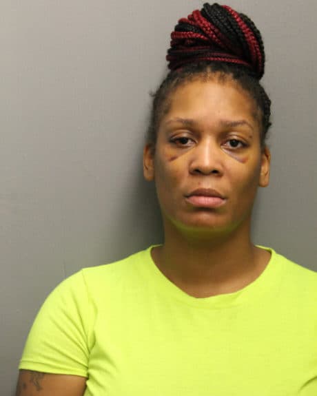 La policía también está solicitando más presentaciones de videos y fotos desde la noche del domingo hasta la madrugada del lunes.
<br>
<br>Arrestada: Gabrielle McGriff - Dirección del suceso: cuadra 0-100 de E. Randolph St - 1er distrito - Un cargo de delito grave de robo y un cargo de delito grave de saqueo.