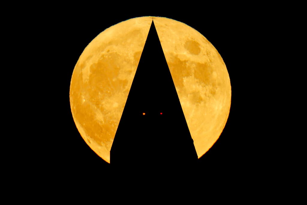 La llamada
<a href="https://www.univision.com/noticias/medio-ambiente/luna-llena-cazador-octubre">'Luna del cazador'</a> pudo verse el domingo en varias ciudades del este y centro de EEUU. Esta imagen se tomó en Monumento a Washington, en la capital estadounidense.