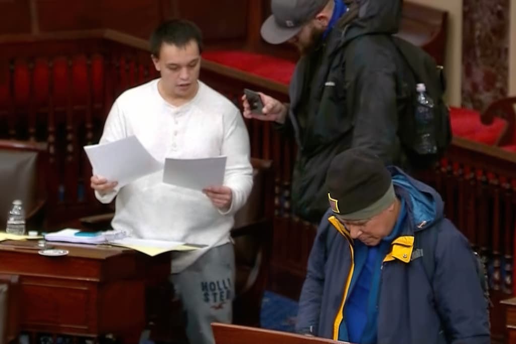 Trump lo perdonó por la insurrección  del 6 de enero. Ahora, fue detenido en NY por amenazar de muerte a un líder demócrata del Congreso