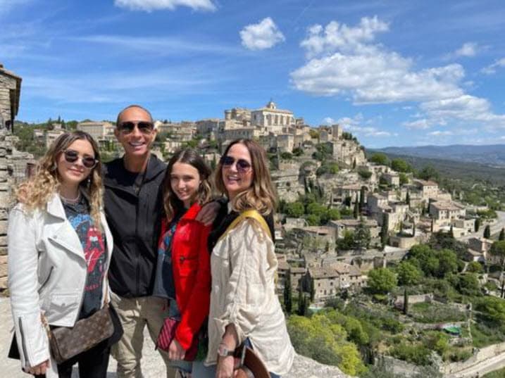 También dice que lo disfruta más si el viaje es en familia. 
<br>