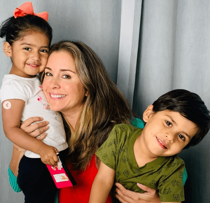 "Nos hablaron: 'Oigan, tenemos a Mateo, es un bebé de nueve meses que ya está listo para la adopción' y luego nos dicen, 'pero qué creen, que viene una hermanita en camino'. 
<b>Nos aventamos el doble paquete</b>, nos llegó Anita a los dos meses de nacida", narró Karyme en 2019 al programa 'De primera mano'.
<br>