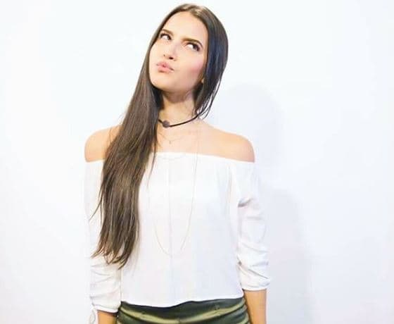 Zhamira siempre se ve sobria con su pelo, los accesorios y ropa que lleva.