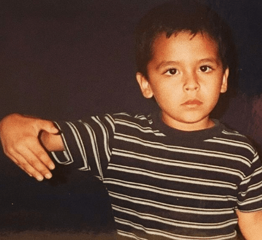 Descubrió su gusto por la música desde pequeño, pero fue hasta los 12 años que compuso su primer canción de amor.